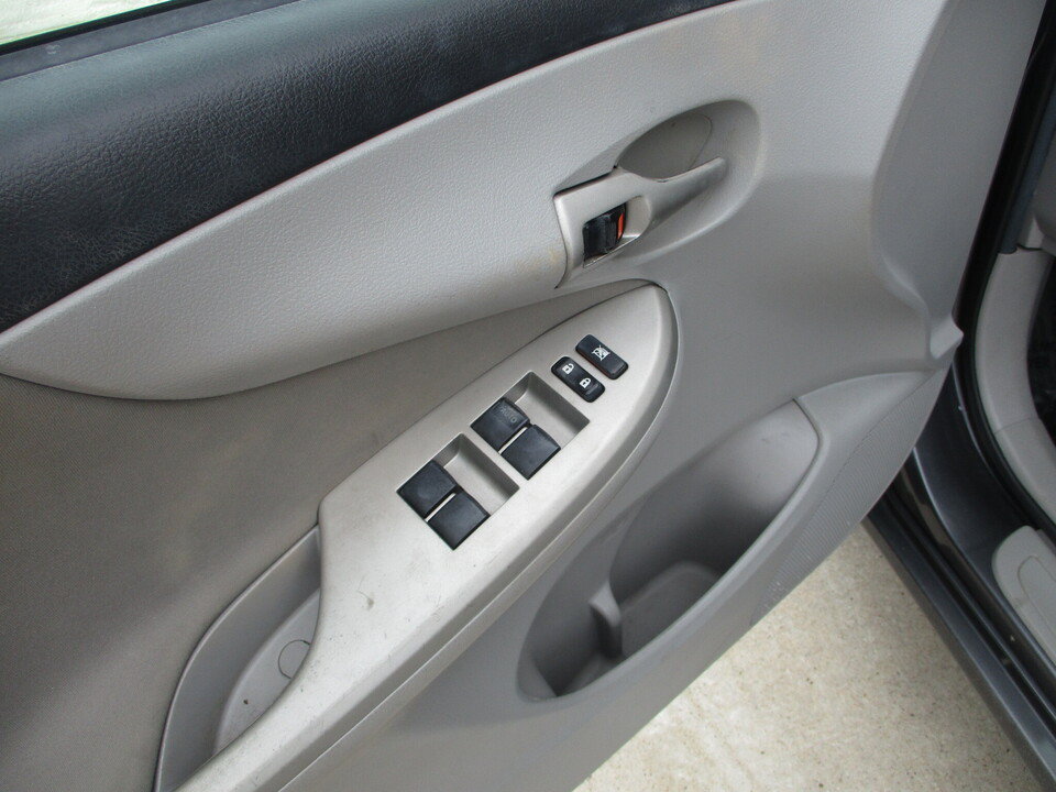 Used 2012 Toyota Corolla LE FWD image 23
