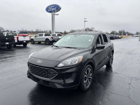 Used 2022 Ford Escape SE w/ SE Sport Appearance Package image 4