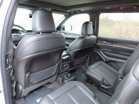 New 2026 Jeep Grand Cherokee L Limited w/ Luxury Tech Group II AWD/4WD image 23