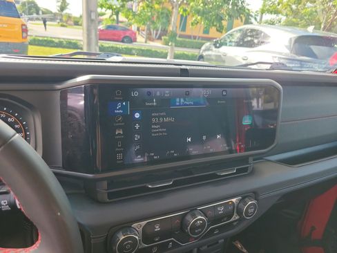 Used 2024 Jeep Wrangler Rubicon image 14