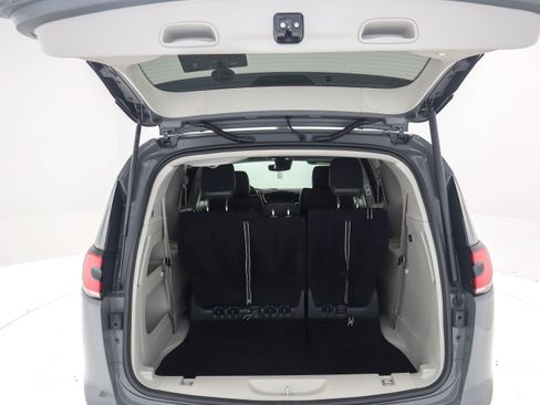 Used 2022 Chrysler Pacifica Touring-L FWD image 12