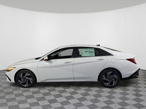 New 2025 Hyundai Elantra Limited image 39