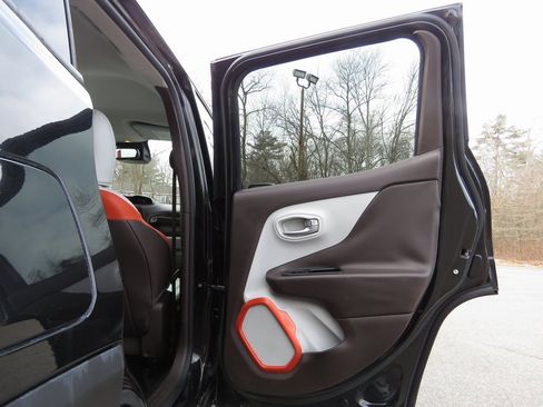 Used 2015 Jeep Renegade Limited image 16