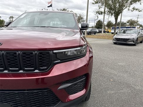 New 2025 Jeep Grand Cherokee Altitude image 9