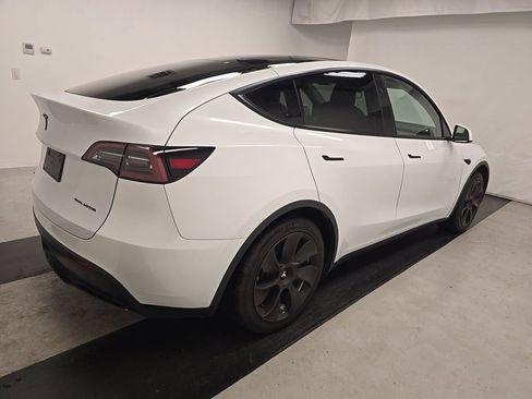 Used 2023 Tesla Model Y 2WD image 5
