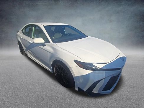 Used 2025 Toyota Camry SE FWD image 2