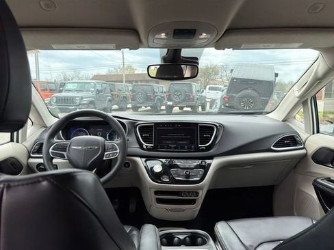 Used 2023 Chrysler Pacifica Touring-L FWD image 19