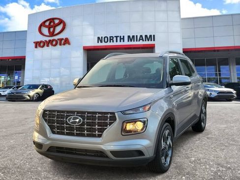 Used 2024 Hyundai Venue SEL FWD image 2