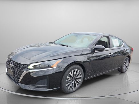 Used 2024 Nissan Altima 2.5 SV image 2