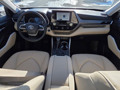 Used 2023 Toyota Highlander L image 2