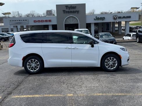 New 2026 Chrysler Pacifica Select AWD/4WD image 2