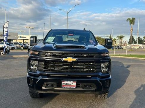 Used 2024 Chevrolet Silverado 2500 Custom w/ Custom Value Package image 9