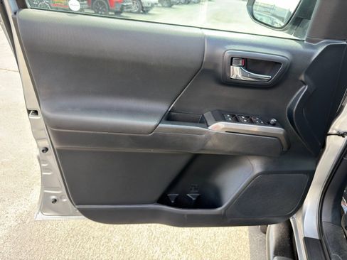 Used 2019 Toyota Tacoma TRD Sport image 11