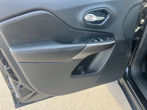 Used 2019 Jeep Cherokee Latitude Plus w/ Comfort/Convenience Group AWD/4WD image 20