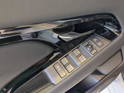 New 2026 Land Rover Range Rover Evoque S AWD/4WD image 11