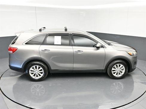 Used 2017 Kia Sorento LX w/ LX Convenience Package FWD image 24