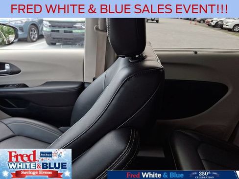 Used 2024 Chrysler Pacifica Touring-L FWD image 17