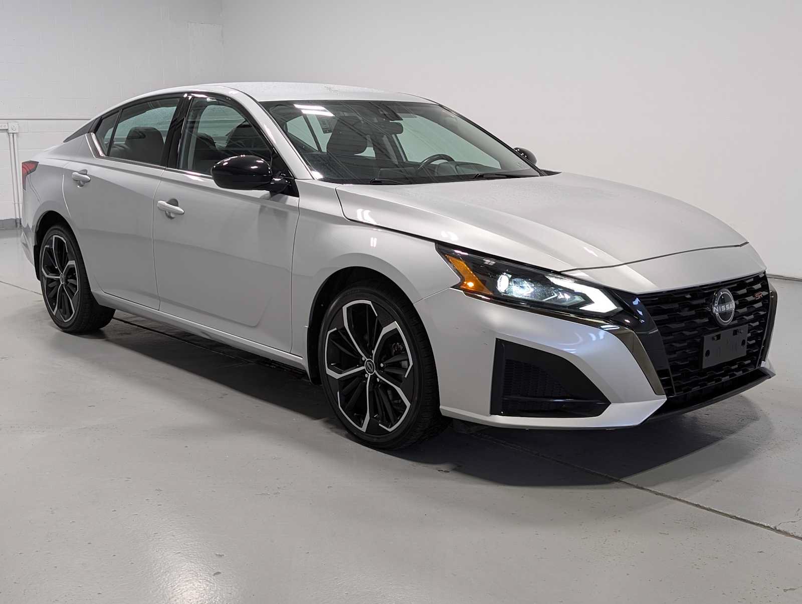 Used 2023 Nissan Altima 2.5 SR AWD/4WD image 6