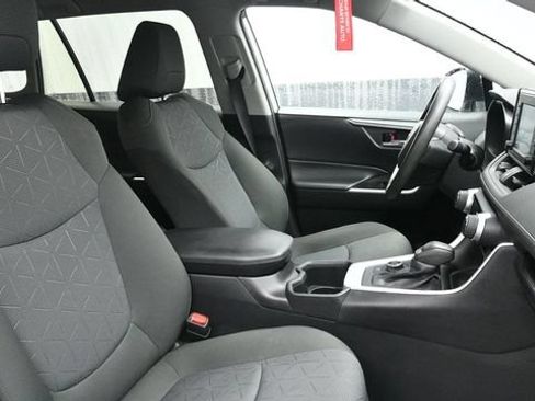 Used 2022 Toyota RAV4 XLE AWD/4WD image 9