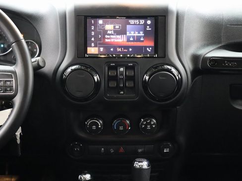 Used 2018 Jeep Wrangler Unlimited Sahara image 19