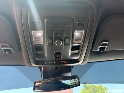 Used 2024 GMC Yukon SLT w/ SLT Premium Package AWD/4WD image 19