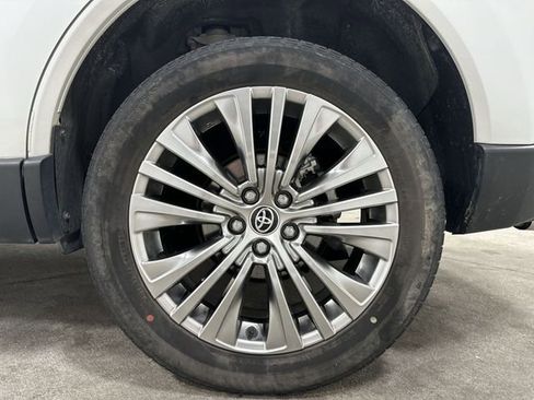 Used 2023 Toyota Venza XLE AWD/4WD image 14