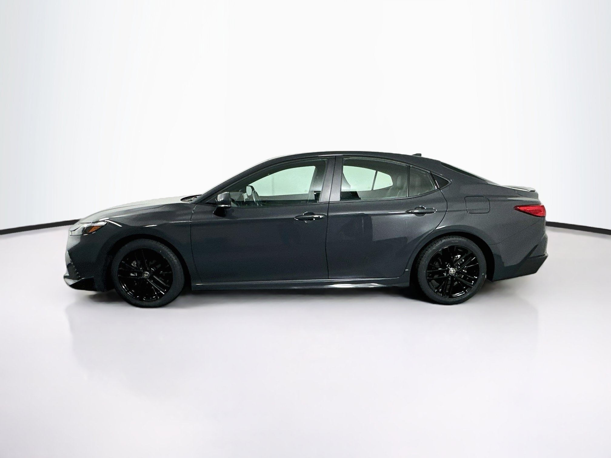 Used 2025 Toyota Camry SE FWD image 4