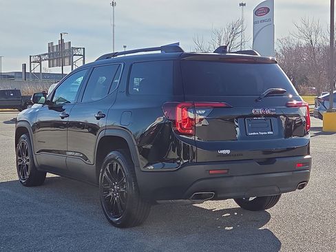Used 2023 GMC Acadia SLT w/ Elevation Edition image 4