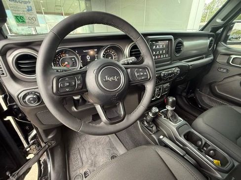 Used 2023 Jeep Gladiator Willys image 9