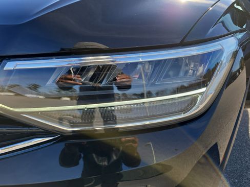 Used 2024 Volkswagen Tiguan SE R-Line image 31