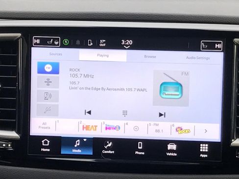 Used 2024 Chrysler Pacifica Touring-L image 6