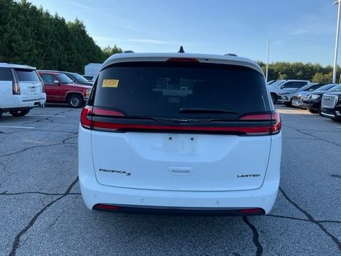 Used 2025 Chrysler Pacifica Limited FWD image 6