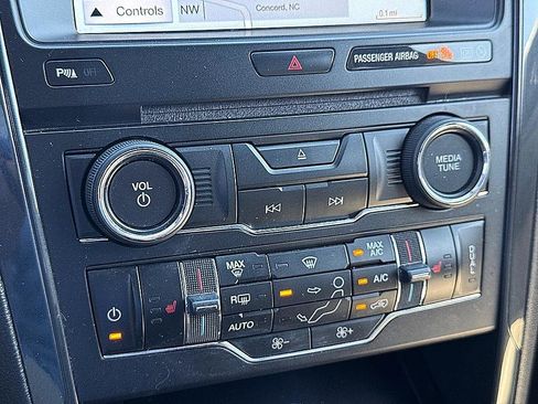 Used 2018 Ford Explorer XLT w/ Equipment Group 202A FWD image 17