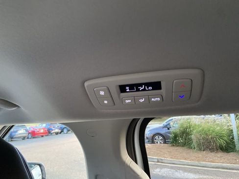 Used 2025 Kia Carnival FWD image 3