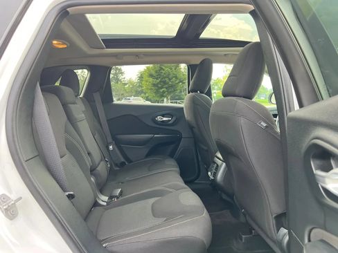 Used 2016 Jeep Cherokee Latitude w/ Comfort/Convenience Group AWD/4WD image 19