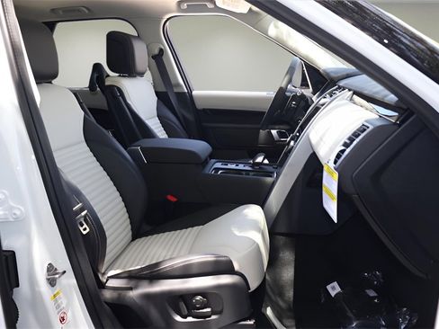 New 2025 Land Rover Discovery S image 18