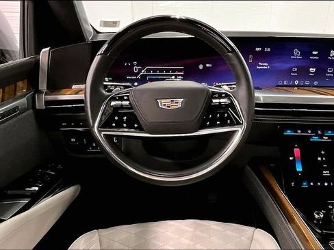 Used 2025 Cadillac Escalade Sport Platinum w/ LPO, ONYX Package AWD/4WD image 6