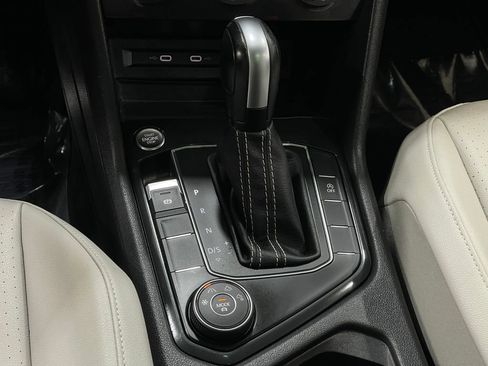 Used 2021 Volkswagen Tiguan SE w/ Panoramic Sunroof Package image 27