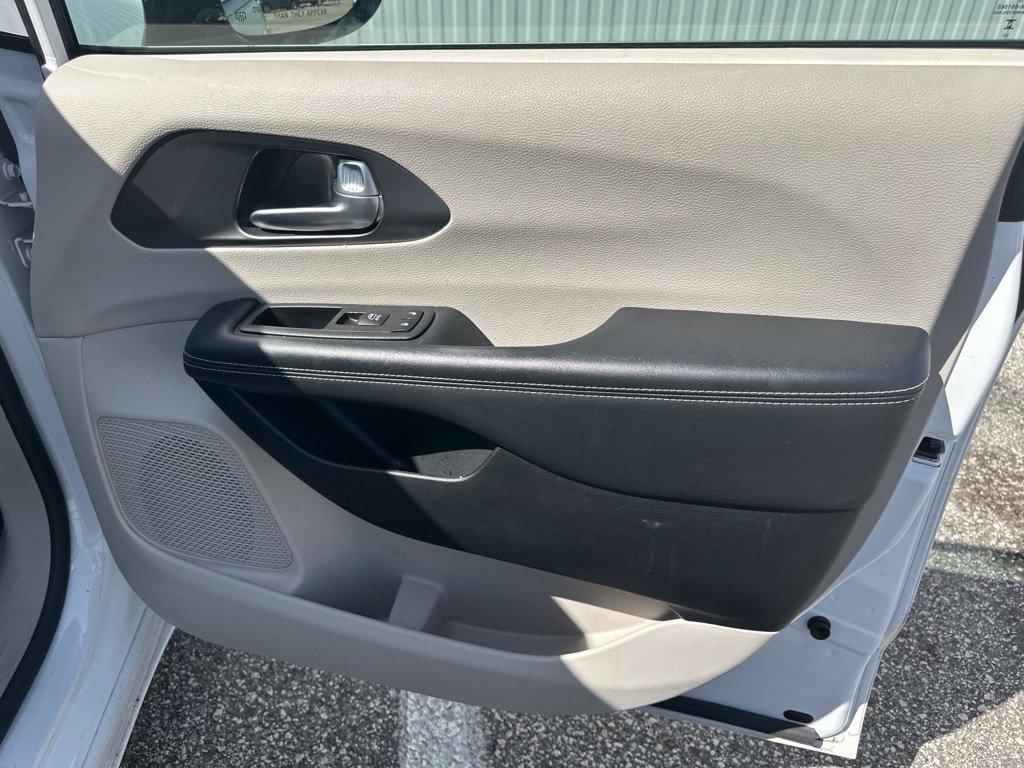 Used 2024 Chrysler Pacifica Touring-L FWD image 20