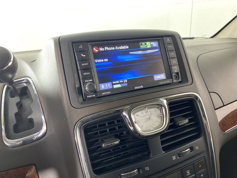 Used 2014 Chrysler Town & Country Touring FWD image 4