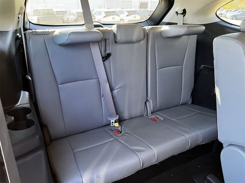 Used 2024 Toyota Highlander Limited image 28