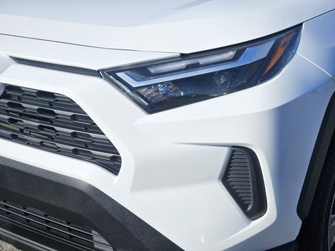 Used 2022 Toyota RAV4 XLE image 7