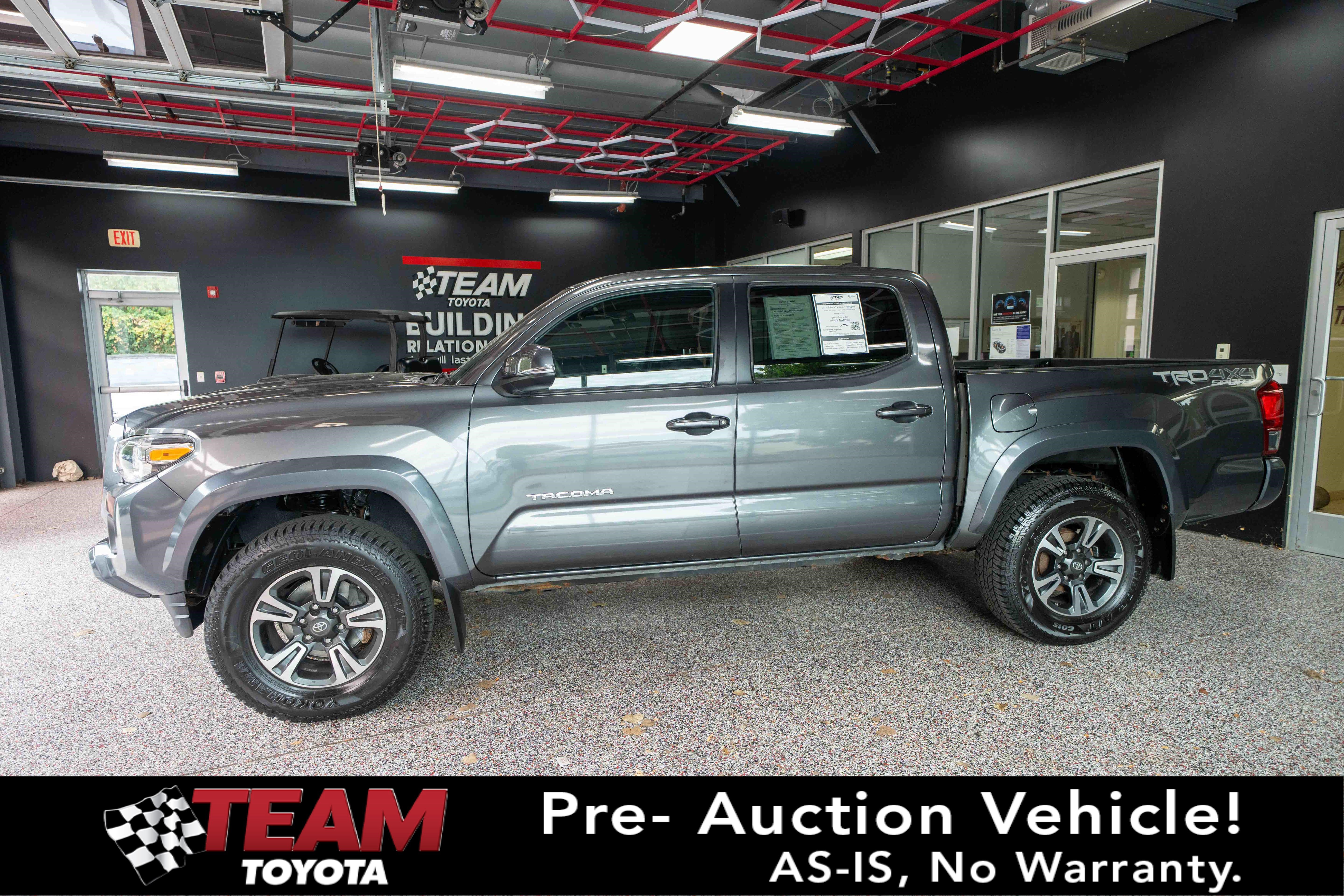Used 2017 Toyota Tacoma TRD Sport w/ Tow Package (A/T) AWD/4WD image 1