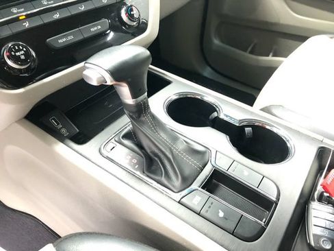 Used 2020 Kia Sedona EX FWD image 24