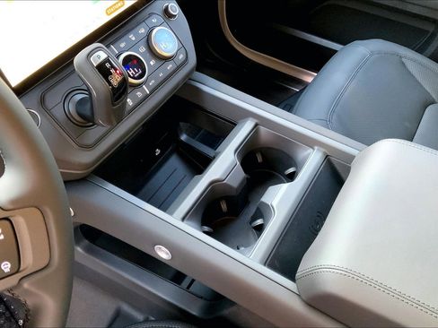 New 2026 Land Rover Defender 110 X-Dynamic SE image 7