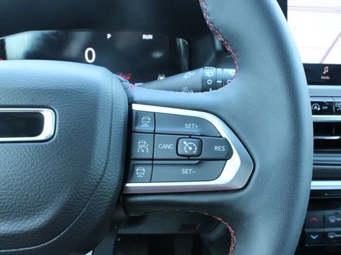 Used 2025 Jeep Compass Trailhawk w/ Trailhawk Elite Group AWD/4WD image 27