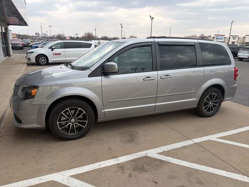 Used 2017 Dodge Grand Caravan GT image 2