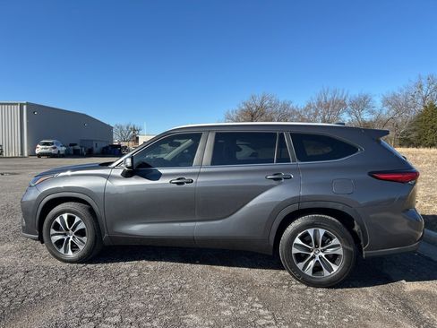 Used 2023 Toyota Highlander XLE image 9