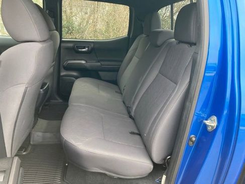 Used 2017 Toyota Tacoma TRD Sport w/ Tow Package (A/T) image 18