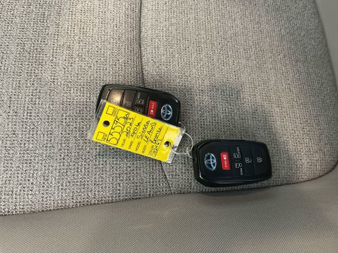 Certified 2023 Toyota Sienna LE image 27